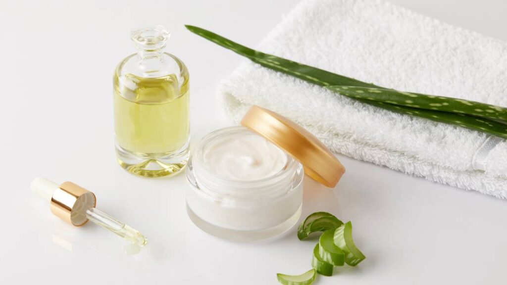 Aprenda a fazer um creme facial com babosa que estimula colágeno e renova a pele de quem tem 40+