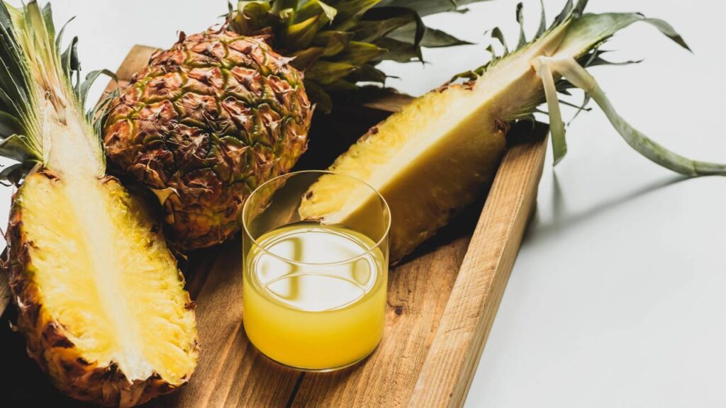 No mundo das frutas tropicais, o abacaxi se destaca como uma das mais conhecidas e apreciadas no Brasil, reconhecido por sua casca texturizada, sabor doce e ácido, e diversidade de nomes como abacaxi e ananás, o que pode causar curiosidade ou confusão ao viajar por diferentes regiões do país.