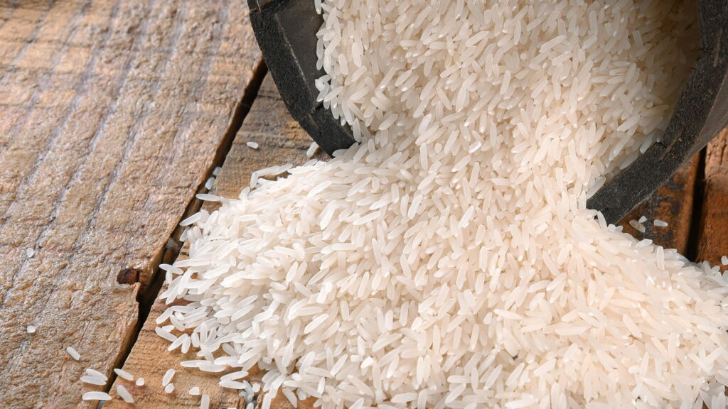 Colocar arroz cru dentro do saleiro é uma prática simples e tradicional em muitos lares, especialmente em regiões úmidas.