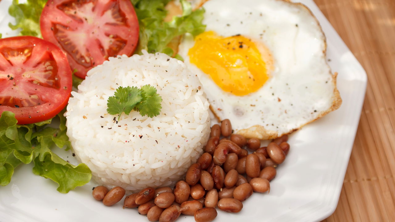 Como fazer arroz e feijão renderem mais com truques simples