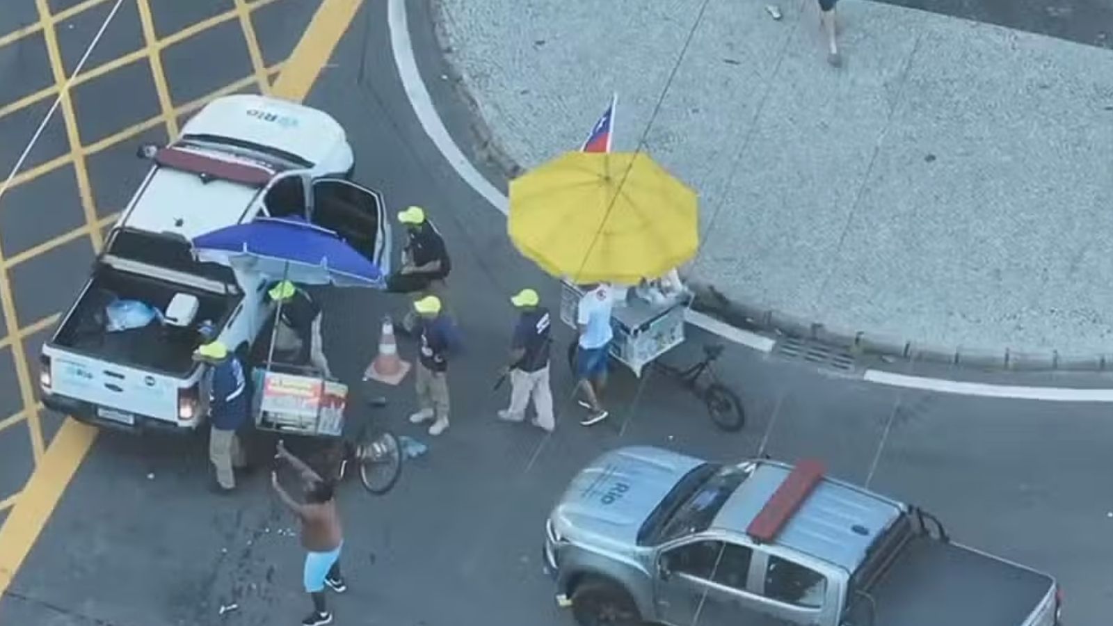 Agentes da Seop são atacados por ambulantes em Copacabana durante fiscalização
