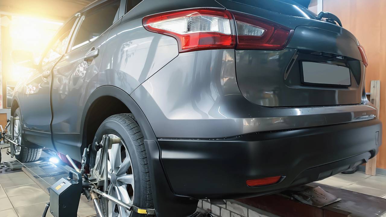 Sinais de que seu carro precisa de alinhamento e balanceamento urgente