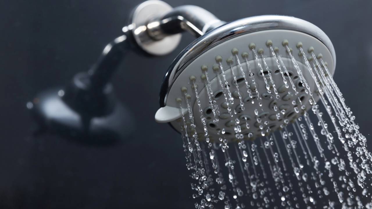 Os benefícios do banho frio que vão mudar sua visão sobre saúde