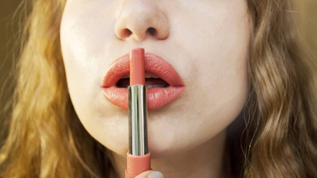 Batom queridinho das mulheres está de volta com um tom cheio de estilo