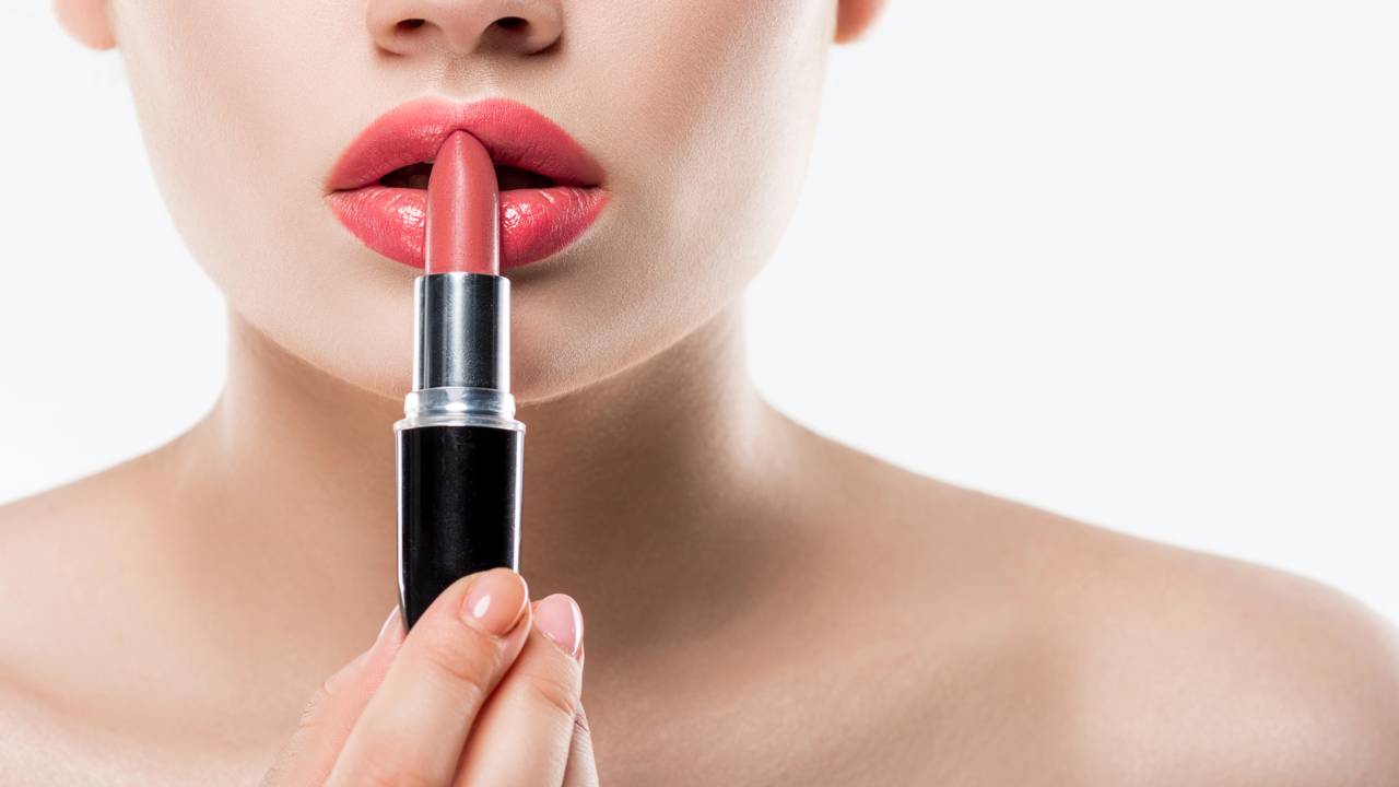 Dicas simples para o batom durar o dia inteiro sem borrar ou perder a cor