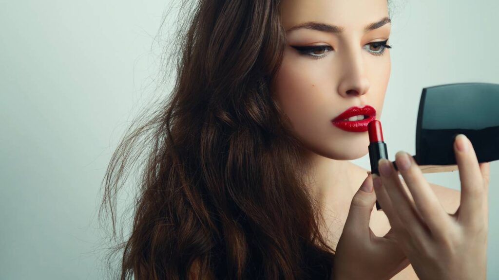 Dicas simples para o batom durar o dia inteiro sem borrar ou perder a cor