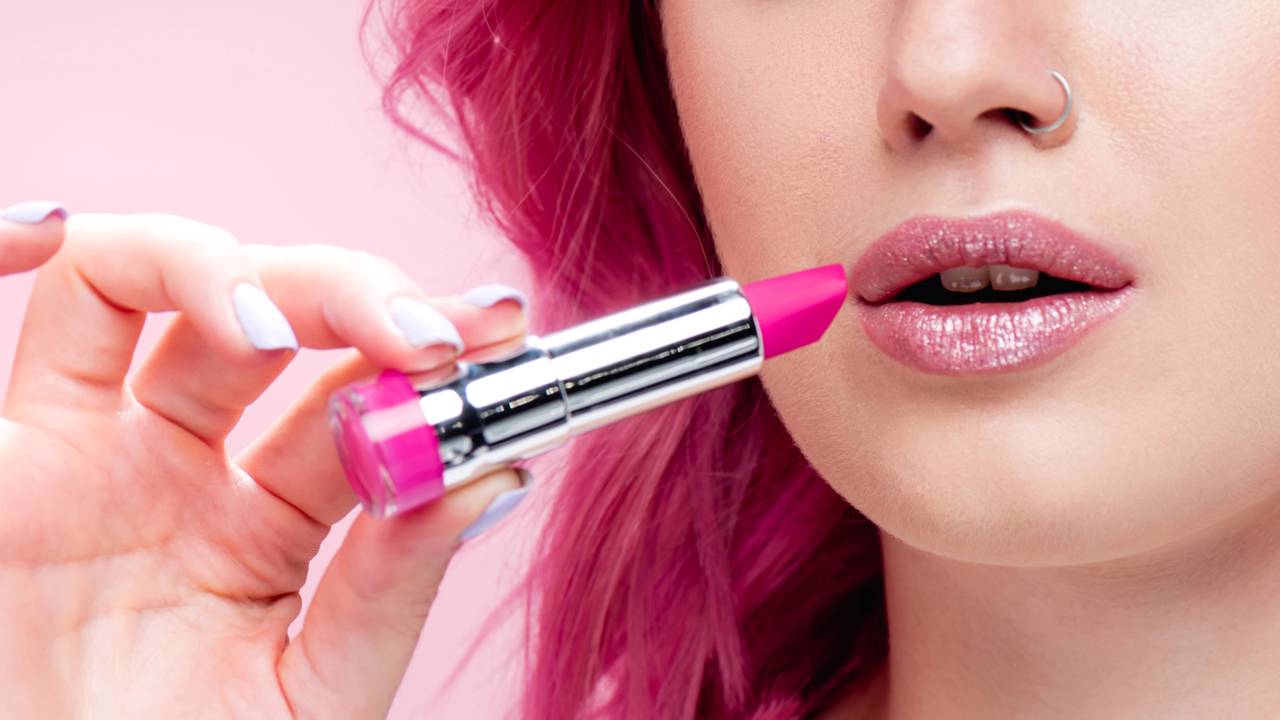 Truques simples para fazer o batom durar o dia todo mesmo em dias mais quentes