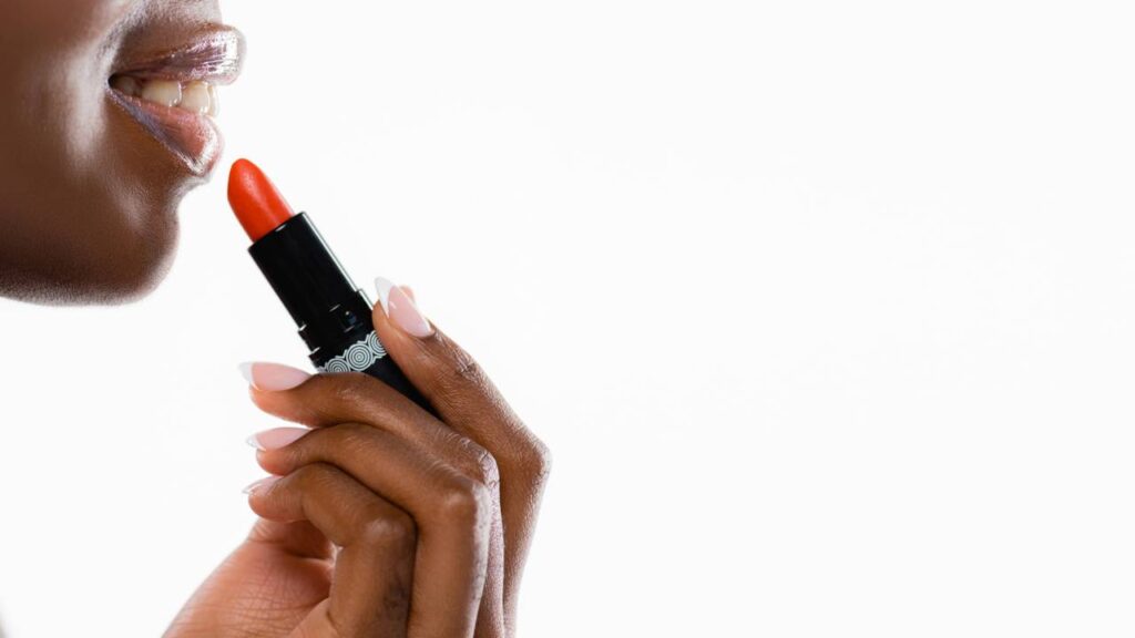 Truques simples para fazer o batom durar o dia todo mesmo em dias mais quentes