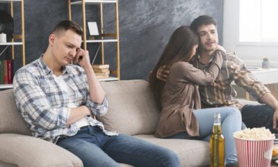 O que quer dizer a expressão popular "segurar vela" e qual sua origem?