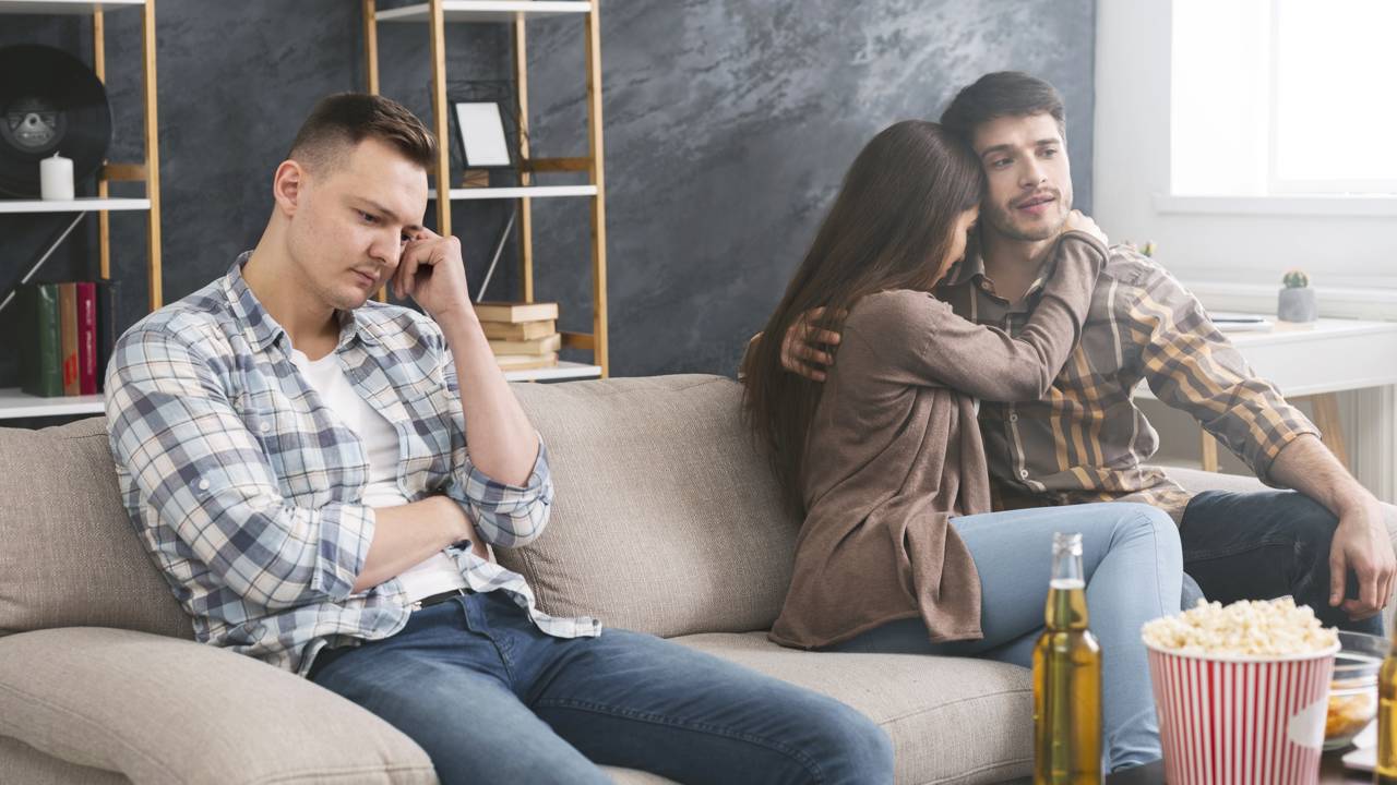 O que quer dizer a expressão popular "segurar vela" e qual sua origem?