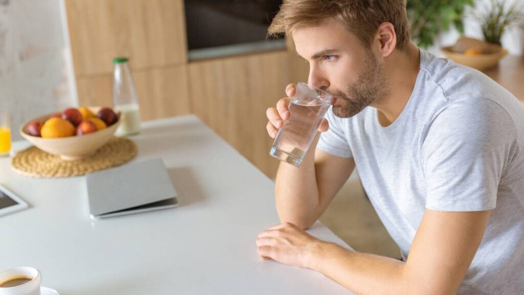 Quantos litros de água seu corpo realmente precisa por dia para funcionar bem
