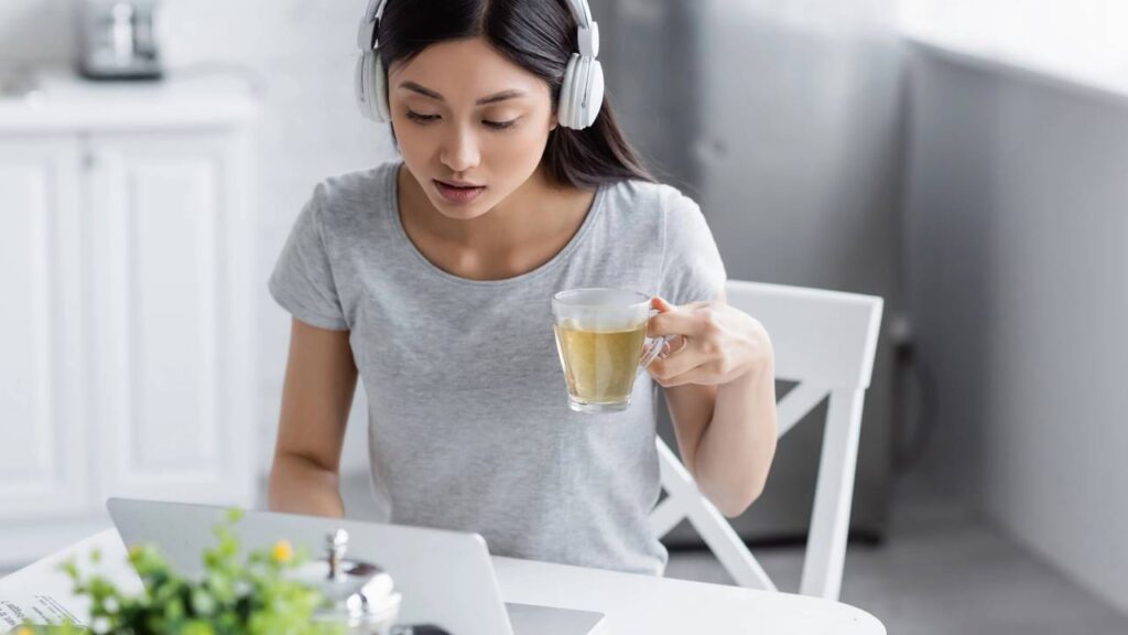 Chá verde é uma solução natural reconhecida por ajudar a reduzir a oleosidade do rosto rapidamente. Sua ação antioxidante e adstringente transforma o chá verde