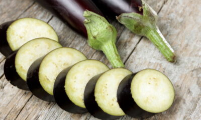 Se o seu jardim está florido com berinjelas saudáveis, pode estar se perguntando quando e como colher essas frutas