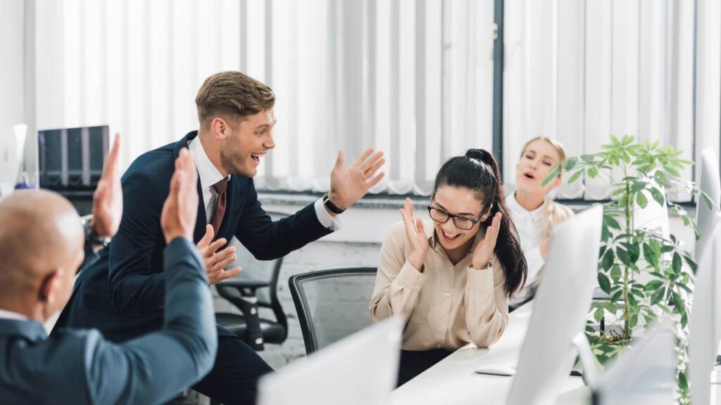 O mês de outubro desponta como uma fase de avanços e transformações surpreendentemente favoráveis para certos signos do zodíaco. De acordo com especialistas em Tarô, energias