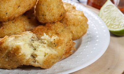 Receita de bolinho de bacalhau que parece saída de um restaurante português