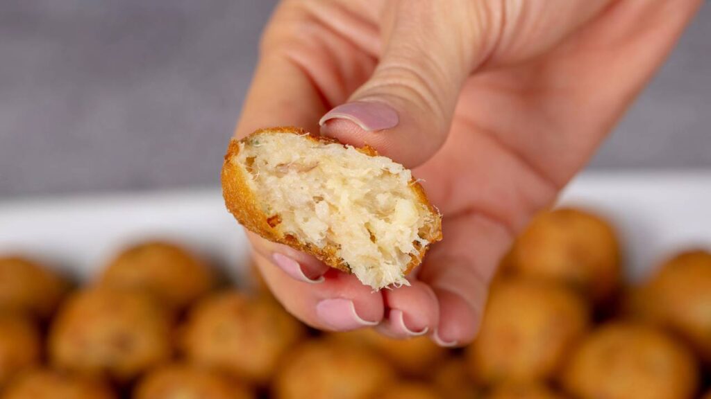 Receita de bolinho de bacalhau que parece saída de um restaurante português
