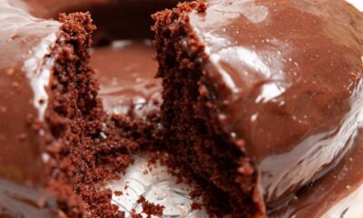 O bolo de chocolate molhadinho que está conquistando o Brasil