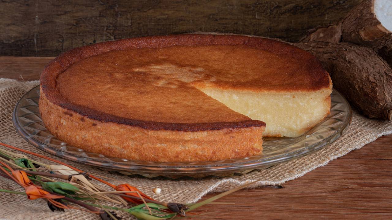 O bolo de tapioca que está dominando as mesas de café em todo o Brasil