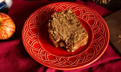 Bolo integral de maçã e canela fofinho e cheio de sabor