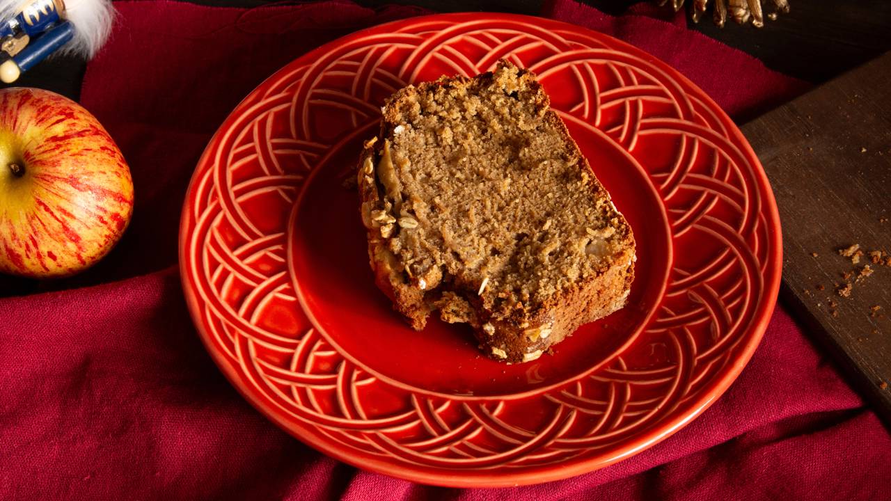 Bolo integral de maçã e canela fofinho e cheio de sabor