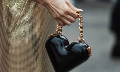 A moda das bolsas pequenas voltou com tudo e está dominando as vitrines