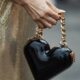 A moda das bolsas pequenas voltou com tudo e está dominando as vitrines
