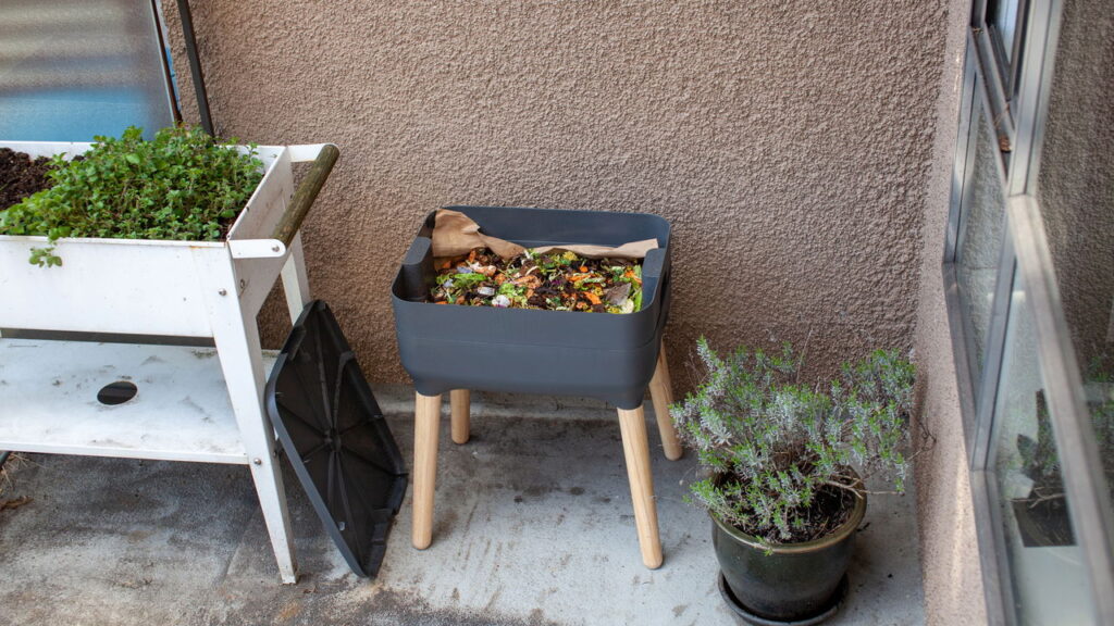 A borra de café é mais do que um simples resíduo do seu café diário; ela pode ser um ingrediente valioso para a compostagem