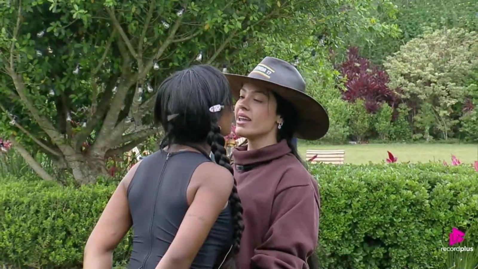 A Fazenda: Rayane Figliuzzi e Carol Lekker trocam ofensas e até cuspida