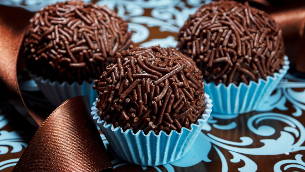 Nas festas, o brigadeiro ou negrinho é presença garantida e desperta lembranças afetivas em muitos brasileiros