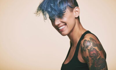 Você já tingiu o cabelo de azul e percebeu que ele foi ficando acinzentado com o tempo? Isso é uma situação bastante comum entre quem adota tons fantasia