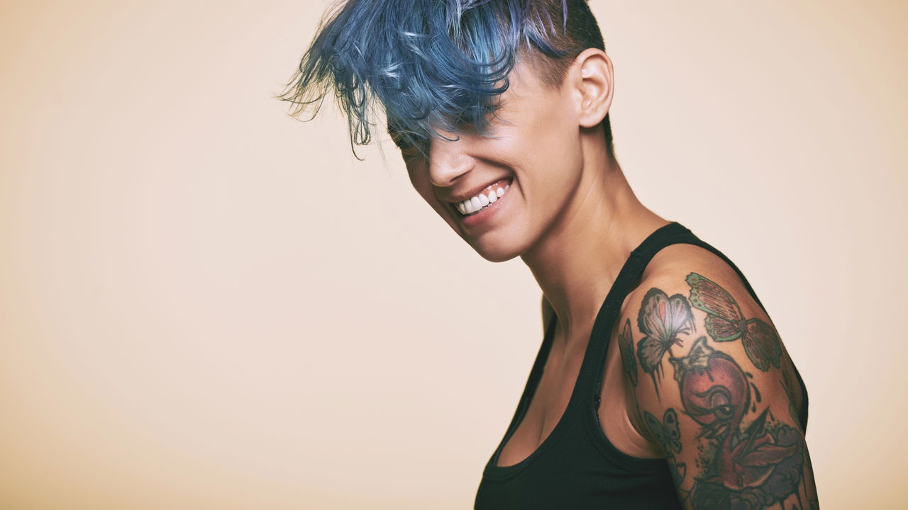 Você já tingiu o cabelo de azul e percebeu que ele foi ficando acinzentado com o tempo? Isso é uma situação bastante comum entre quem adota tons fantasia