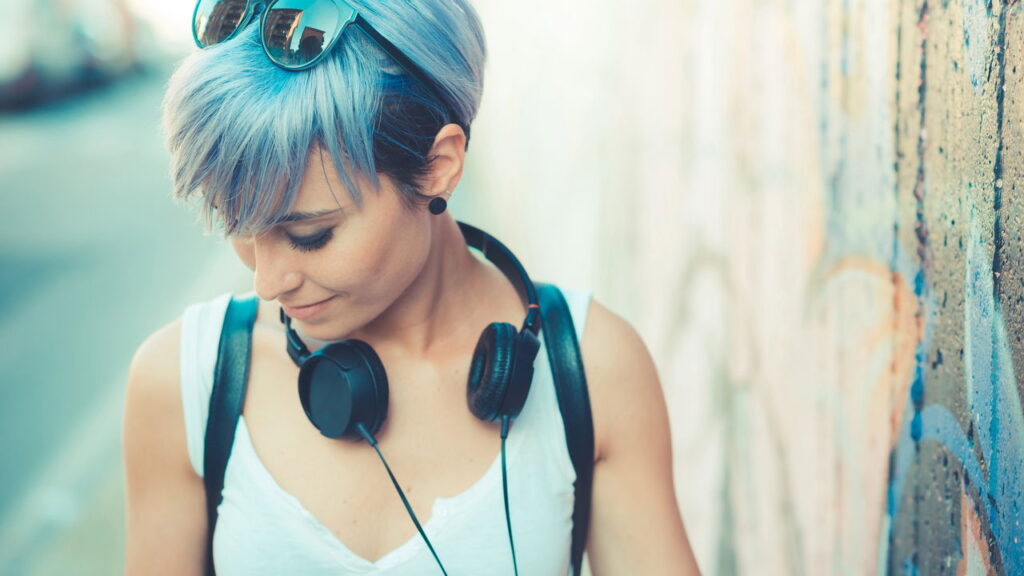 Você já tingiu o cabelo de azul e percebeu que ele foi ficando acinzentado com o tempo? Isso é uma situação bastante comum entre quem adota tons fantasia