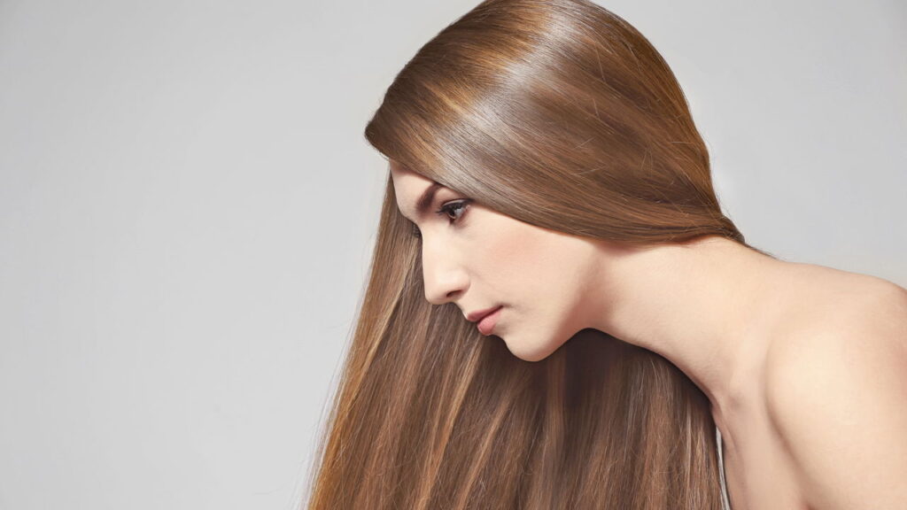 O cabelo caramelo dourado se tornou a tendência de beleza favorita entre as celebridades