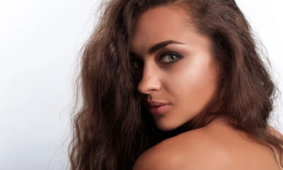 O cabelo caramelo dourado se tornou a tendência de beleza favorita entre as celebridades