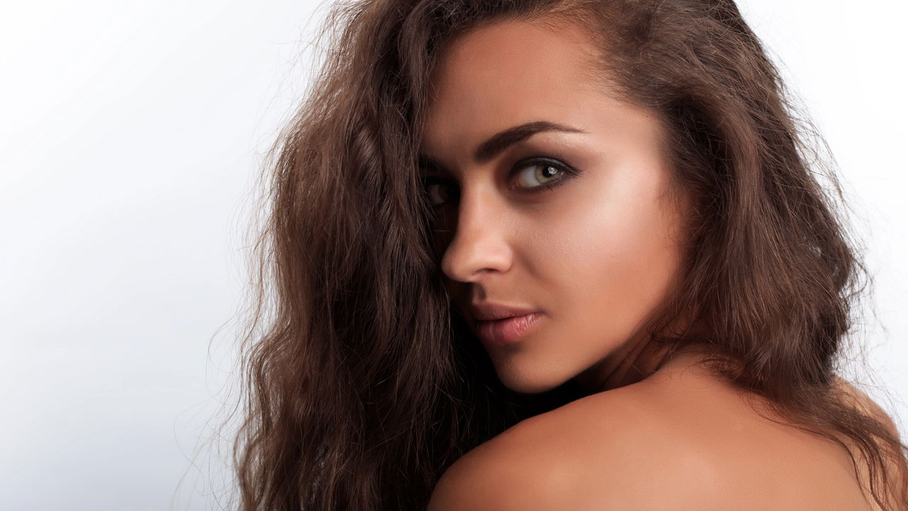 O cabelo caramelo dourado se tornou a tendência de beleza favorita entre as celebridades