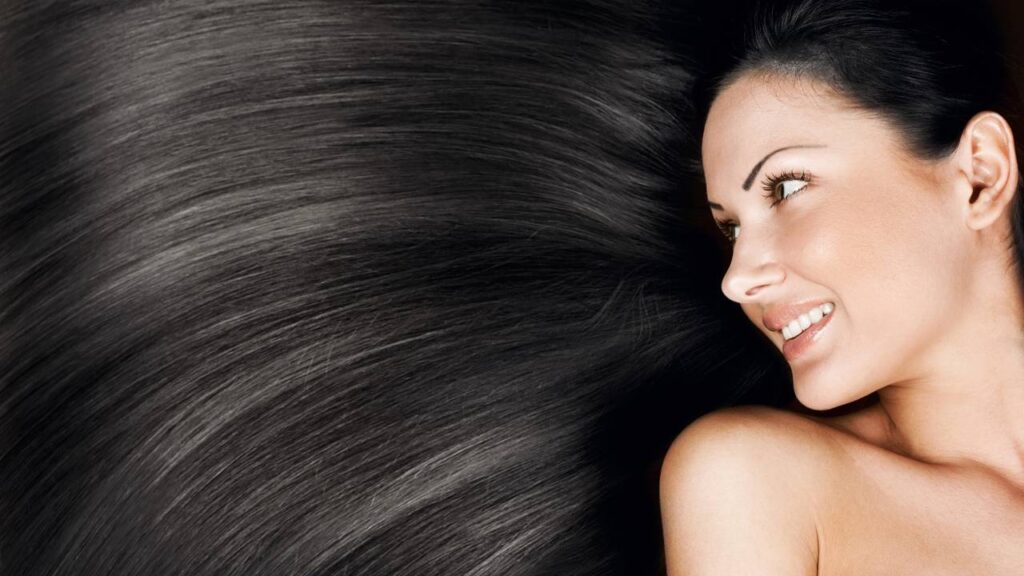 Como usar cores frias no cabelo para criar contraste marcante