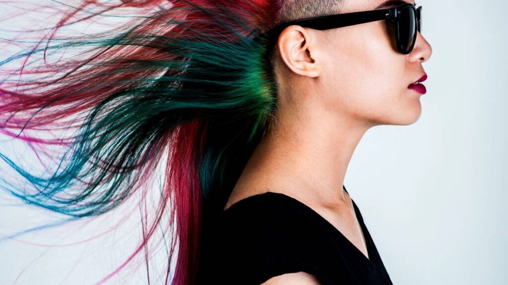 Mudar a cor do cabelo é uma prática que traz renovação e autoconfiança, e atualmente o cabelo coral ganhou destaque como uma opção moderna e cheia de estilo. Este tom vibrante é perfeito para quem busca fugir dos loiros ou castanhos tradicionais, além de ser versátil e combinar com diferentes tons de pele.