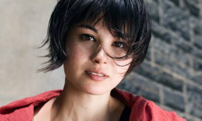 O corte pixie, um dos estilos capilares mais icônicos e atemporais, retorna com uma adição moderna e ousada: a franja. Essa combinação proporciona versatilidade e um toque contemporâneo que valoriza diferentes tipos de rostos, reinventando o clássico por meio de inúmeras variações que trazem frescor ao visual.