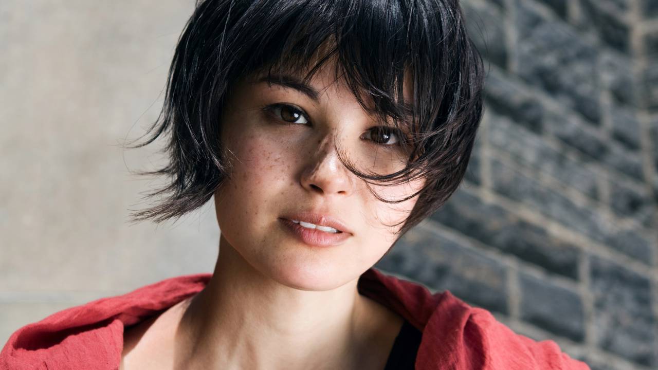 O corte pixie, um dos estilos capilares mais icônicos e atemporais, retorna com uma adição moderna e ousada: a franja. Essa combinação proporciona versatilidade e um toque contemporâneo que valoriza diferentes tipos de rostos, reinventando o clássico por meio de inúmeras variações que trazem frescor ao visual.