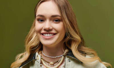 O corte em camadas está fazendo um retorno triunfante ao mundo da moda, conquistando as fashionistas ao redor do globo