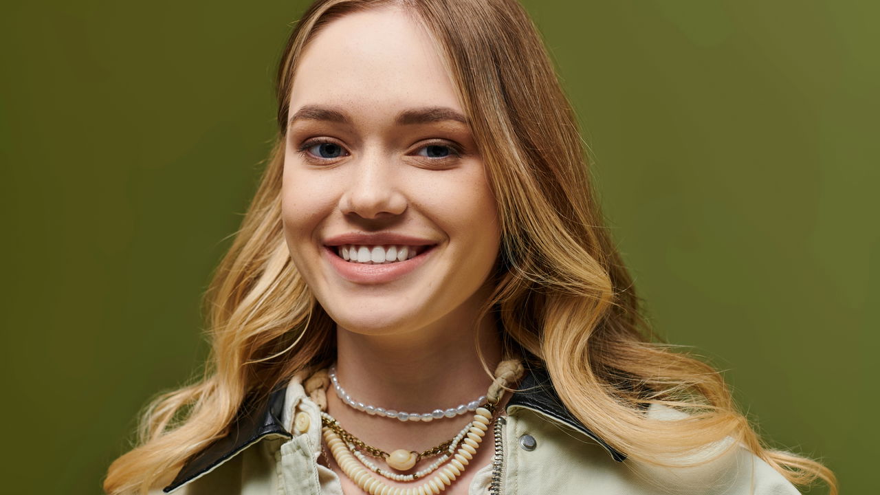 O corte em camadas está fazendo um retorno triunfante ao mundo da moda, conquistando as fashionistas ao redor do globo