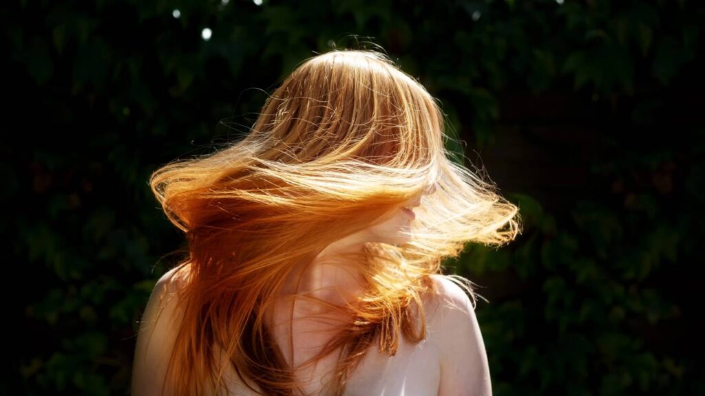 A cor de cabelo que mais combina com dias ensolarados