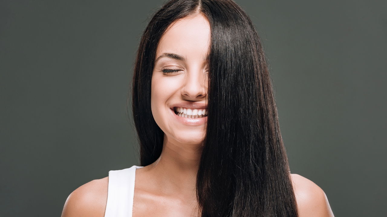 O desejo de ter um cabelo liso e sofisticado é comum, mas muitos temem os danos das químicas agressivas