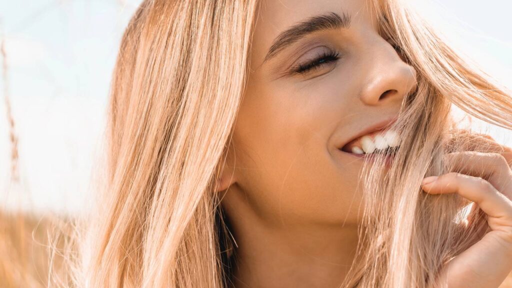 O loiro manteiga está de volta às passarelas e às ruas, trazendo um toque de suavidade e modernidade aos cabelos