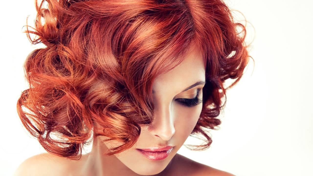 Nos últimos anos, a cor de cabelo ruivo tem ganhado destaque entre as escolhas favoritas das celebridades ao redor do mundo, sendo valorizada pelo seu charme único, capacidade de iluminar a aparência e representar individualidade e expressividade.