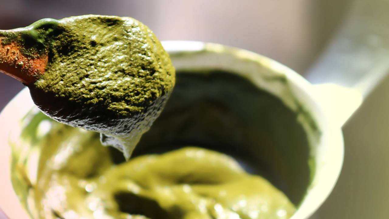 A tendência underground do cabelo verde oliva está conquistando cada vez mais adeptos, proporcionando um visual ousado e cheio de atitude