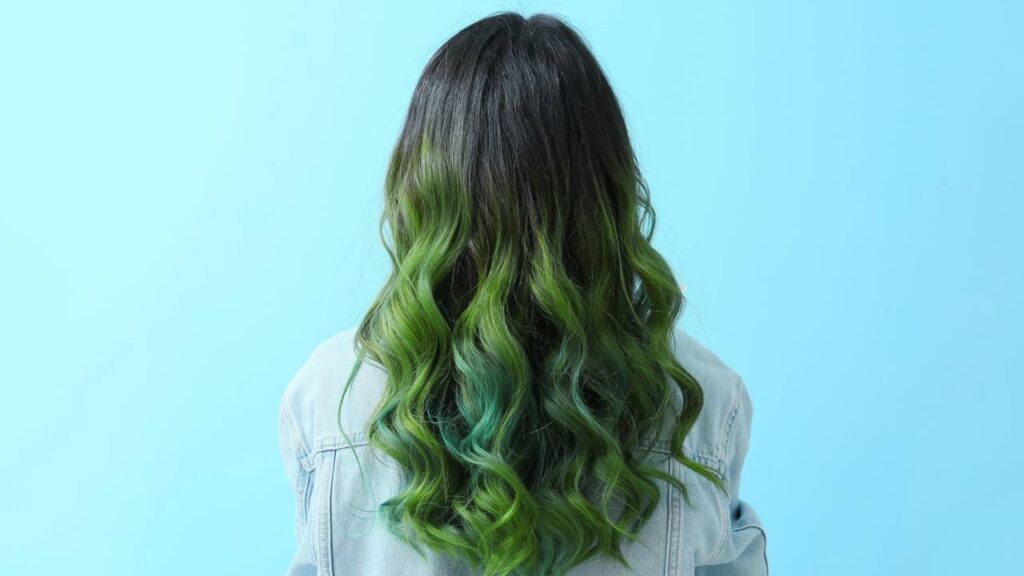 A tendência underground do cabelo verde oliva está conquistando cada vez mais adeptos, proporcionando um visual ousado e cheio de atitude