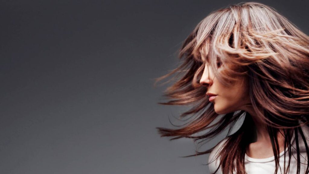 Cortes médios que valorizam o rosto e são perfeitos para quem tem mais de 50