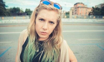 Como usar cores frias no cabelo para criar contraste marcante