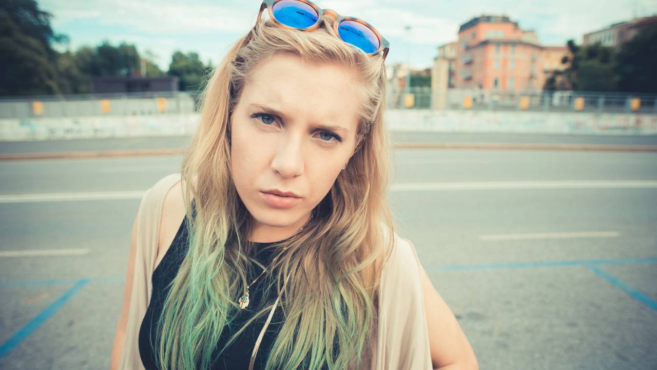 Como usar cores frias no cabelo para criar contraste marcante